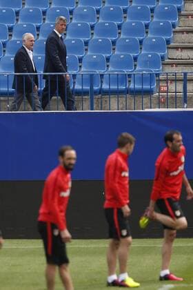 Fußball, CL Finale, Atletico Madrid Training Atletico de Madrid s CEO Miguel Angel Gil (2-L, rear) attends a team s training session at Vicente Calderon stadium in Madrid, Spain, 24 May 2016. The team prepares the 2016 UEFA Champions League final against Real Madrid at Guiseppe Meazza stadium in Milan, Italy on 28 May 2016. Atletico de Madrid s training session !ACHTUNG: NUR REDAKTIONELLE NUTZUNG!  20160524-635996884078953626