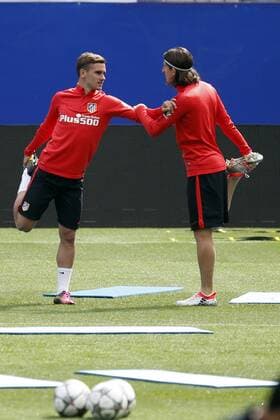 Fußball, CL Finale, Atletico Madrid Training Atletico de Madrid s Antoine Griezmann (L) and Filipe Luis (R) take part in a team training session at Vicente Calderon stadium in Madrid, Spain, 24 May 2016, to prepare the 2016 UEFA Champions League final against Real Madrid at Guiseppe Meazza stadium in Milan, Italy on 28 May 2016. Atletico de Madrid s training session !ACHTUNG: NUR REDAKTIONELLE NUTZUNG!  20160524-635996884761831774
