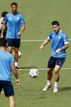 Fußball, CL Finale, Real Madrid Training Real Madrid s James Rodriguez (R) and Cristiano Ronaldo (rear, L) take part in a training session at the Valdebebas s sports complex in Madrid, Spain, 24 May 2014. Real Madrid will face Atletico Madrid in the UEFA Champions League final at the San Siro stadium in Milano, Italy, on 28 May. Real Madrid training session !ACHTUNG: NUR REDAKTIONELLE NUTZUNG!  20160524-635996885458367309