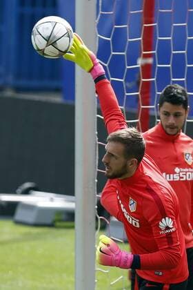 Fußball, CL Finale, Atletico Madrid Training Atletico de Madrid s Slovenian goalkeeper Jan Oblak (2-R) takes part in a team training session at Vicente Calderon stadium in Madrid, Spain, 24 May 2016, to prepare the 2016 UEFA Champions League final against Real Madrid at Guiseppe Meazza stadium in Milan, Italy on 28 May 2016. Atletico de Madrid s training session !ACHTUNG: NUR REDAKTIONELLE NUTZUNG!  20160524-635996885498459052