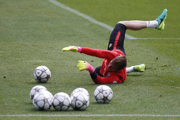 Fußball, CL Finale, Atletico Madrid Training Atletico de Madrid s Slovenian goalkeeper Jan Oblak takes part in a team training session at Vicente Calderon stadium in Madrid, Spain, 24 May 2016, to prepare the 2016 UEFA Champions League final against Real Madrid at Guiseppe Meazza stadium in Milan, Italy on 28 May 2016. Atletico de Madrid s training session !ACHTUNG: NUR REDAKTIONELLE NUTZUNG!  20160524-635996885579266534