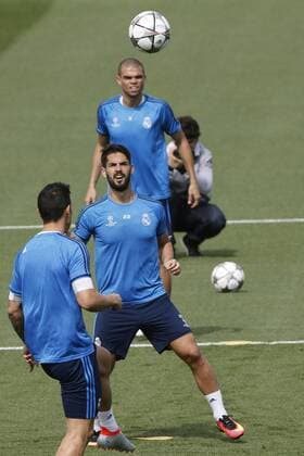 Fußball, CL Finale, Real Madrid Training Real Madrid s Isco (C) and Pepe (rear) take part in a training session at the Valdebebas s sports complex in Madrid, Spain, 24 May 2014. Real Madrid will face Atletico Madrid in the UEFA Champions League final at the San Siro stadium in Milano, Italy, on 28 May. Real Madrid training session !ACHTUNG: NUR REDAKTIONELLE NUTZUNG!  20160524-635996886298733922