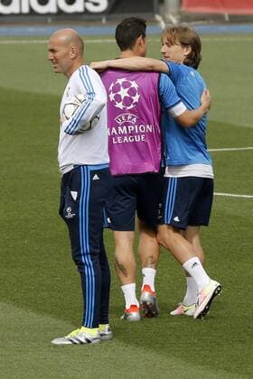 Fußball, CL Finale, Real Madrid Training Head coach of Real Madrid, French Zinedine Zidane (L), stands next to James Rodriguez (C) and Luka Modric during a training session at the Valdebebas s sports complex in Madrid, Spain, 24 May 2014. Real Madrid will face Atletico Madrid in the UEFA Champions League final at the San Siro stadium in Milano, Italy, on 28 May. Real Madrid training session !ACHTUNG: NUR REDAKTIONELLE NUTZUNG!  20160524-635996886445996978