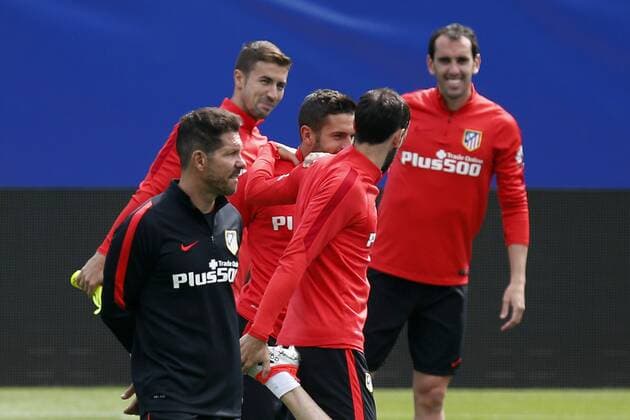 Fußball, CL Finale, Atletico Madrid Training Atletico de Madrid shead coach Diego Pablo Simeone (front) leads a team training session at Vicente Calderon stadium in Madrid, Spain, 24 May 2016, to prepare the 2016 UEFA Champions League final against Real Madrid at Guiseppe Meazza stadium in Milan, Italy on 28 May 2016. Atletico de Madrid s training session !ACHTUNG: NUR REDAKTIONELLE NUTZUNG!  20160524-635996888058724149