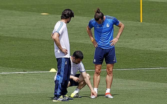 Real Madrid training session. In this picture, Gareth Bale is seen by medical staff. xÃngelxRiverox 