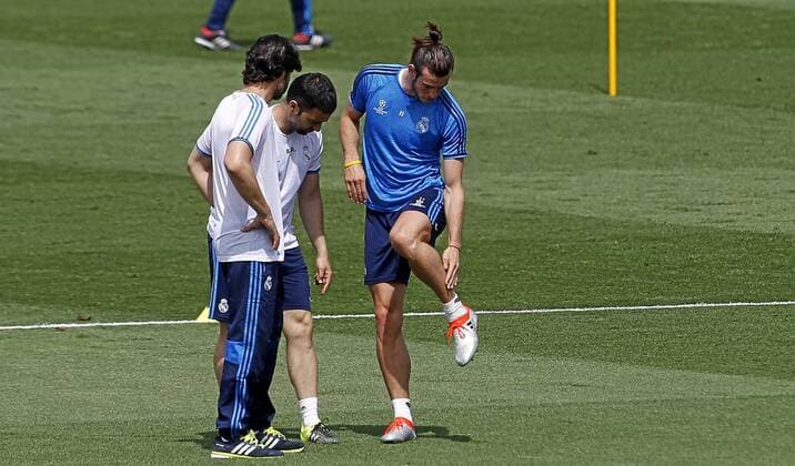 Real Madrid training session. In this picture, Gareth Bale is seen by doctors. xÃngelxRiverox 