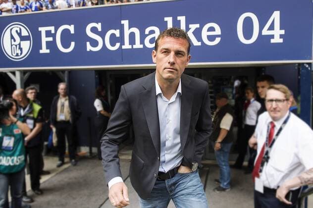 Bilder des Tages - SPORT Markus WEINZIERL vor Vertragsabschluss mit dem FC Schalke 04 Archivfoto: Trainer Markus WEINZIERL (A) kommt in die Veltins Arena, vor einem Schild FC Schalke 04, Feature, Fussball 1. Bundesliga, 33. Spieltag, FC Schalke 04 (GE) - FC Augsburg (A) 1:1, am 07.05.2016 in Gelsenkirchen Deutschland. Â