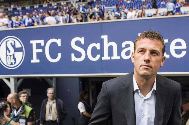 Markus WEINZIERL vor Vertragsabschluss mit dem FC Schalke 04 Archivfoto: Trainer Markus WEINZIERL (A) kommt in die Veltins Arena, vor einem Schild FC Schalke 04, Feature, Fussball 1. Bundesliga, 33. Spieltag, FC Schalke 04 (GE) - FC Augsburg (A) 1:1, am 07.05.2016 in Gelsenkirchen Deutschland. Â