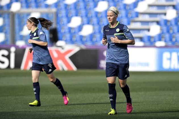 Fußball, Damen, CL Finale, VfL Wolfsburg PK und Training 160525 Wolfsburgs Nilla Fischer värmer upp inför en fotbollsträning med Wolfsburg inför finalen i Champions League den 25 maj 2016 i Reggio Emilia.  Copyright: CARLxSANDIN BB160525CS023