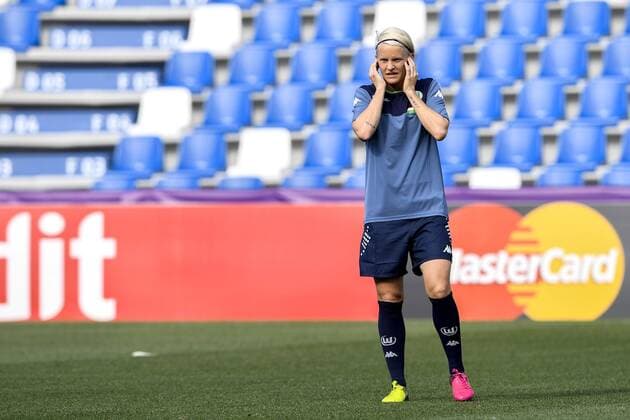 Fußball, Damen, CL Finale, VfL Wolfsburg PK und Training 160525 Wolfsburgs Nilla Fischer haller för öronen under en fotbollsträning med Wolfsburg inför finalen i Champions League den 25 maj 2016 i Reggio Emilia.  Copyright: CARLxSANDIN BB160525CS029