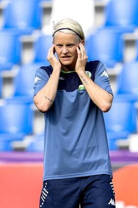 Fußball, Damen, CL Finale, VfL Wolfsburg PK und Training 160525 Wolfsburgs Nilla Fischer haller för öronen under en fotbollsträning med Wolfsburg inför finalen i Champions League den 25 maj 2016 i Reggio Emilia.  Copyright: CARLxSANDIN BB160525CS030