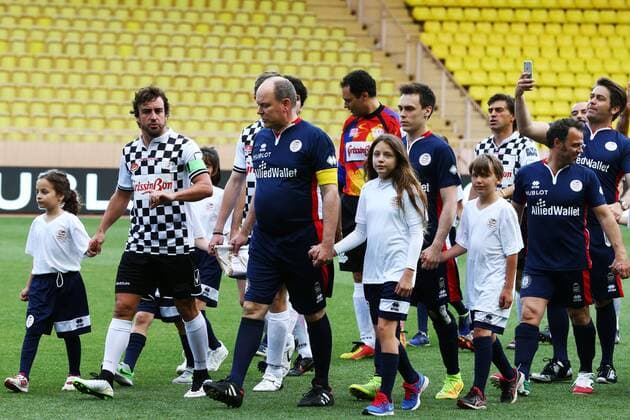 Formel 1, GP von Monaco, Charity Football Match Monaco Grand Prix, Monte Carlo 25 - 29 May 2016 (L to R): Fernando Alonso (ESP) McLaren and HSH Prince Albert of Monaco (MON) at a charity football match. 24.05.2016. 