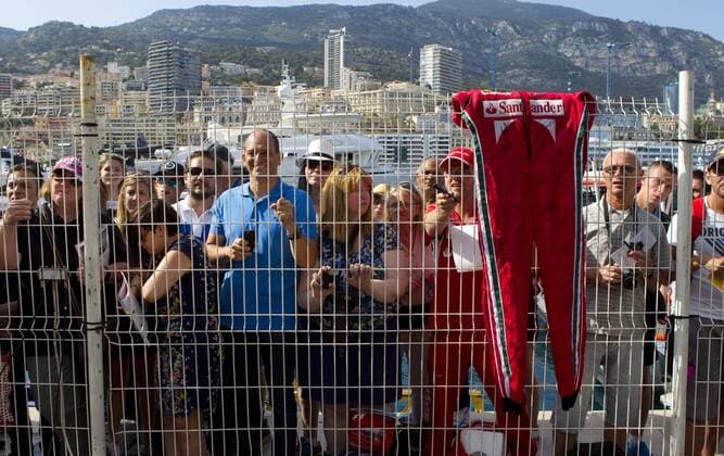Formel 1, GP von Monaco Monaco, Monte Carlo - May 25, 2016: FIA Formula One World Championship WM Weltmeisterschaft Fans waiting for Autographs Monaco F1 Grand Prix