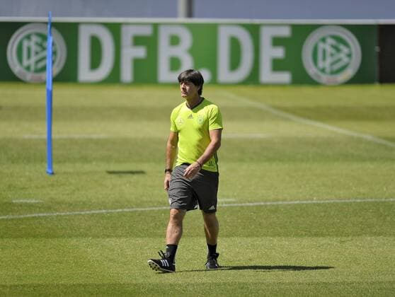 Themen der Woche - Sport Bilder des Tages - SPORT EURO 2016, DFB Training in Ascona 25.05.2016, Fussball DFB-Nationalmannschaft, Vorbereitung zur EM-2016, Trainingslager in Ascona im Tessin (Schweiz). Trainer Joachim Löw (Deutschland) nachdenklich. 