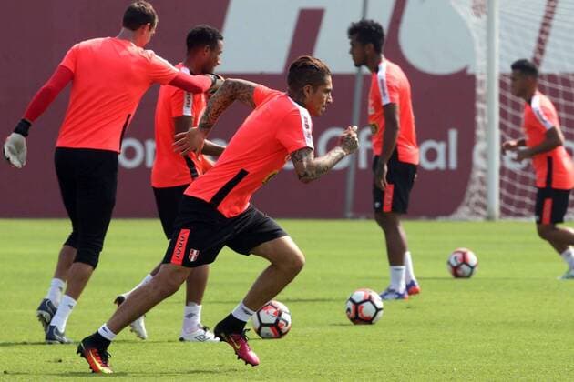 Fußball, Training Nationalteam Peru LIMA, May 25, 2016 -- Peru s National Soccer Team player Paolo Guerrero (front) takes part in a training session at the National Village, in Lima, capital of Peru, on May 25, 2016. The Peru s National Soccer Team had its last training before traveling to the United States to participate in the Centennial American Cup international tournament. Oscar Farje Gomero ) (SP) PERU-LIMA-SPORTS-SOCCER ANDINA 