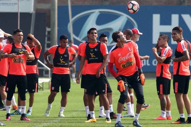 Fußball, Training Nationalteam Peru LIMA, May 25, 2016 -- Peru s National Soccer Team players take part in a training session at the National Village, in Lima, capital of Peru, on May 25, 2016. The Peru s National Soccer Team had its last training before traveling to the United States to participate in the Centennial American Cup international tournament. Oscar Farje Gomero ) (SP) PERU-LIMA-SPORTS-SOCCER ANDINA 