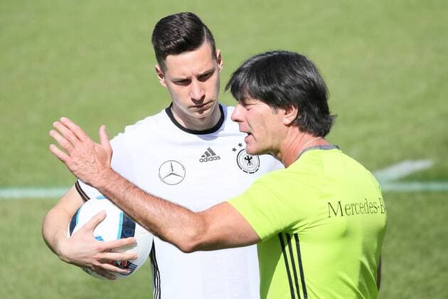 Bilder des Tages SPORT Bundestrainer Joachim Löw mit Julian Draxler - Training der Deutschen Nationalmannschaft zur EM Vorbereitung in Ascona, Schweiz