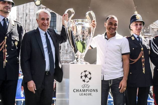 Fußball, Champions League Finale in Mailand, Trophy Tour MILANO 05 26 2016 - FOOTBALL PARADE OPENING CEREMONY WITH ARRIVAL AND DEPARTURE FROM CASTLE CUP CHAMPIONS IN CATHEDRAL SQUARE DISPLAYED AT THE CHAMPIONS LEAGUE FINAL - Giuliano Pisapia And CAFU  x