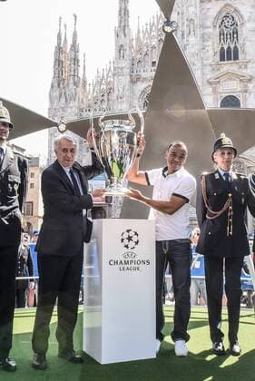 Fußball, Champions League Finale in Mailand, Trophy Tour MILANO 05 26 2016 - FOOTBALL PARADE OPENING CEREMONY WITH ARRIVAL AND DEPARTURE FROM CASTLE CUP CHAMPIONS IN CATHEDRAL SQUARE DISPLAYED AT THE CHAMPIONS LEAGUE FINAL - Giuliano Pisapia And CAFU  x