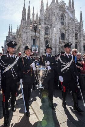 Fußball, Champions League Finale in Mailand, Trophy Tour MILANO 05 26 2016 - FOOTBALL PARADE OPENING CEREMONY WITH ARRIVAL AND DEPARTURE FROM CASTLE CUP CHAMPIONS IN CATHEDRAL SQUARE DISPLAYED AT THE CHAMPIONS LEAGUE FINAL - POLICE  x