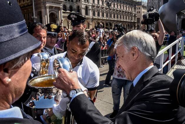 Fußball, Champions League Finale in Mailand, Trophy Tour MILANO 05 26 2016 - FOOTBALL PARADE OPENING CEREMONY WITH ARRIVAL AND DEPARTURE FROM CASTLE CUP CHAMPIONS IN CATHEDRAL SQUARE DISPLAYED AT THE CHAMPIONS LEAGUE FINAL - Giuliano Pisapia And CAFU  x