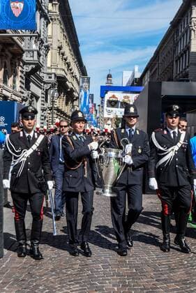 Fußball, Champions League Finale in Mailand, Trophy Tour MILANO 05 26 2016 - FOOTBALL PARADE OPENING CEREMONY WITH ARRIVAL AND DEPARTURE FROM CASTLE CUP CHAMPIONS IN CATHEDRAL SQUARE DISPLAYED AT THE CHAMPIONS LEAGUE FINAL - POLICE  x