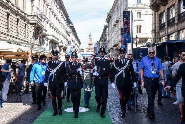 Fußball, Champions League Finale in Mailand, Trophy Tour MILANO 05 26 2016 - FOOTBALL PARADE OPENING CEREMONY WITH ARRIVAL AND DEPARTURE FROM CASTLE CUP CHAMPIONS IN CATHEDRAL SQUARE DISPLAYED AT THE CHAMPIONS LEAGUE FINAL - POLICE  x