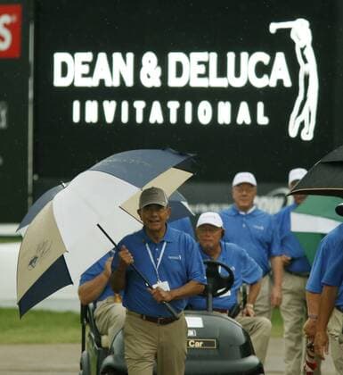 Golf, ProAm Turnier in Fort Worth May 26, 2016 - Fort Worth, TX, USA - Marshal Eddie Tovar walks off the course after play had been called off due to a weather delay at the Dean & DeLuca Invitational on May 26, 2016 in Fort Worth, Texas. Dean & DeLuca Invitational - ZUMAm67_