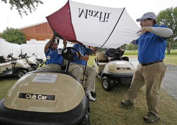 Golf, ProAm Turnier in Fort Worth May 26, 2016 - Fort Worth, TX, USA - Marshalls Drew Martin, J.R. Rambo and Mark Butler wrestle with Rambo s umbrella during round one of the Dean & DeLuca Invitational Thursday, May 26, 2016, in Fort Worth, Texas. With play suspended at 8:29am, players, fans and marshalls headed for cover. Dean & DeLuca Invitational - ZUMAm67_