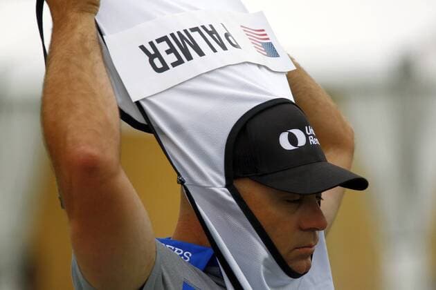 Golf, ProAm Turnier in Fort Worth May 26, 2016 - Fort Worth, TX, USA - James Edmondson, caddie for Ryan Palmer of Fort Worth, pulls on his apron at the first tee to start the Dean & DeLuca Invitational at Colonial Country Club, Thursday, May 26, 2016 in Fort Worth, Texas. Dean & DeLuca Invitational - ZUMAm67_