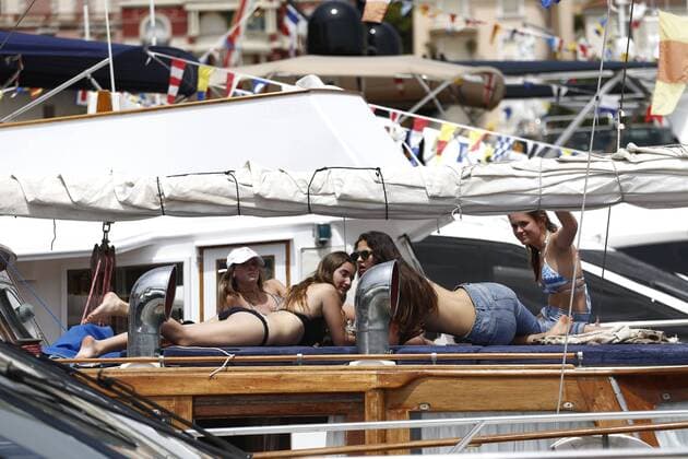 Motorsports: FIA Formula One World Championship WM Weltmeisterschaft 2016, Grand Prix of Monaco, Fans on yacht, Hafen, Harbor, Schiffe, ships, Yacht, Yachten, Stadt, City, Reise, Reisen, Reisefeature xHOCHxZWEIx
