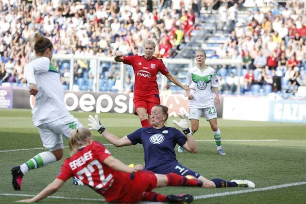 FuÃŸball, Damen, Champions League Finale, VfL Wolfsburg - Olympique Lyon 26.05.2016. Stadio Citta del Tricolore, Reggio, Italy. UEFA Womens Champions League Final. Wolfsburg versus Lyon. 14 Ada Hegerberg (Olympique Lyonnais) scores her goal for 1-0 xEmanuelexPennacchiox  ActionPlus11741908
