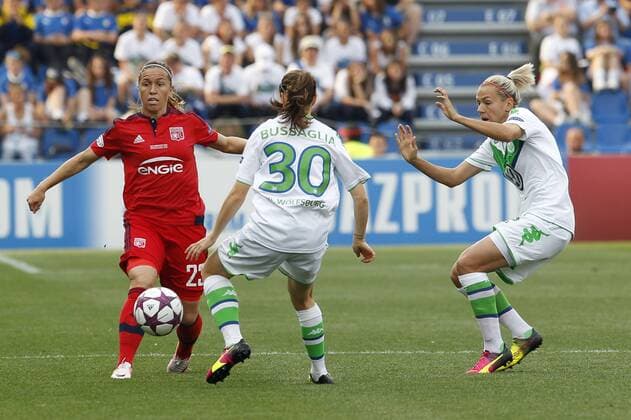 FuÃŸball, Damen, Champions League Finale, VfL Wolfsburg - Olympique Lyon 26.05.2016. Stadio Citta del Tricolore, Reggio, Italy. UEFA Womens Champions League Final. Wolfsburg versus Lyon. Camille Abily (Olympique Lyonnais) challanged by & xc9;lise Bussaglia (VfL Wolfsburg) xEmanuelexPennacchiox  ActionPlus11741924