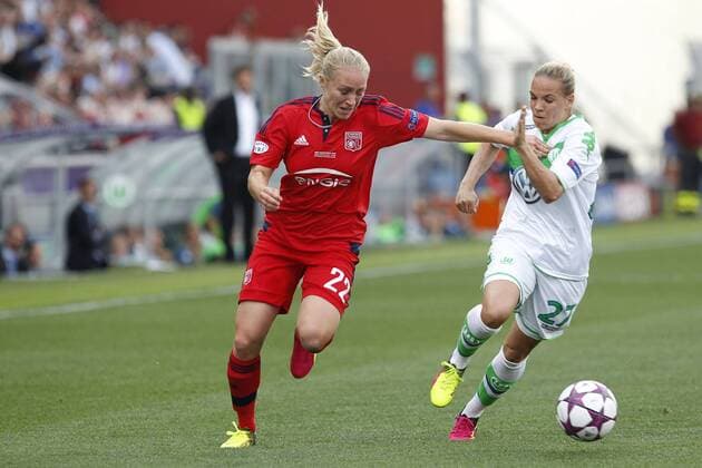 FuÃŸball, Damen, Champions League Finale, VfL Wolfsburg - Olympique Lyon 26.05.2016. Stadio Citta del Tricolore, Reggio, Italy. UEFA Womens Champions League Final. Wolfsburg versus Lyon. Pauline Bremer (Olympique Lyonnais) chases the loose ball with Isabel Kerschowski (VfL Wolfsburg) xEmanuelexPennacchiox  ActionPlus11741926