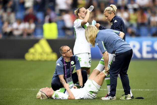 Fußball, Damen, Champions League Finale, VfL Wolfsburg - Olympique Lyon 160526 Wolfsburgs Nilla Fischer far lite behandling innan förlängningen under finalen i Champions League mellan Wolfsburg och Lyon den 26 maj 2016 i Reggio Emilia.  Copyright: CARLxSANDIN BB160526CS061