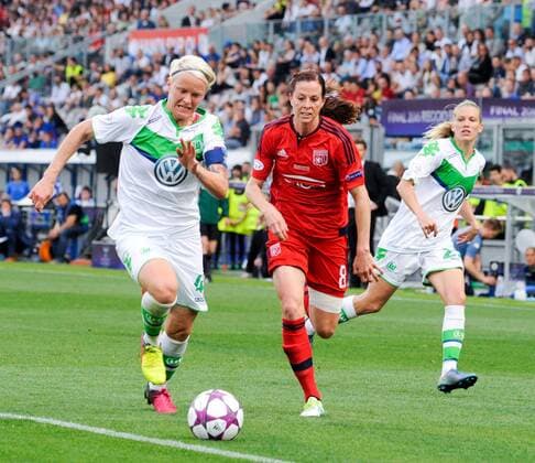 FuÃŸball, Damen, Champions League Finale, VfL Wolfsburg - Olympique Lyon 26.05.2016. Stadio Citta del Tricolore, Reggio, Italy. UEFA Womens Champions League Final. VfL Wolfsburg versus Olympique Lyon. Nilla Fischer and Lotta Schelin chase the loose ball xActivafotox  ActionPlus11741978