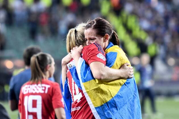 Fußball, Damen, Champions League Finale, VfL Wolfsburg - Olympique Lyon 160526 Lyons Ada Hegerberg und Lotta Schelin jubeln über den Champions League Sieg - Champions League Finale Damen - VFL Wolfsburg - Olympique Lyon -26 Mai 2016 - Reggio Emilia.  Copyright: CARLxSANDIN BB160526CS079