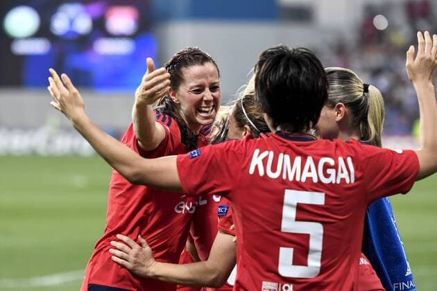 Fußball, Damen, Champions League Finale, VfL Wolfsburg - Olympique Lyon 160526 Lyons Lotta Schelin und Saki Kumagai jubeln über den Champions League Sieg - Champions League Finale Damen - VfL Wolfsburg - Olympique Lyon 26. mai 2016 Reggio Emilia.  Copyright: CARLxSANDIN BB160526CS082