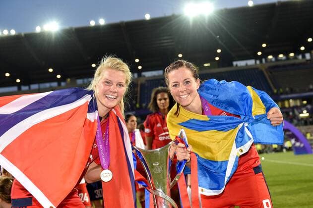 Bilder des Tages SPORT Fußball, Damen, Champions League Finale, VfL Wolfsburg - Olympique Lyon 160526 Lyons Ada Hegerberg - Lotta Schelin jubeln über den Champions League Sieg - Champions League Finale Damen - VFL Wolfsburg - Olympique Lyon -26 Mai 2016 - Reggio Emilia.  Copyright: CARLxSANDIN BB160526CS090