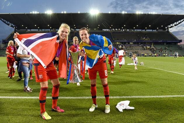Fußball, Damen, Champions League Finale, VfL Wolfsburg - Olympique Lyon 160526 Lyons Ada Hegerberg och Lotta Schelin jubeln über den Champions League Sieg - Champions League Finale Damen - VFL Wolfsburg - Olympique Lyon -26 Mai 2016 - Reggio Emilia.  Copyright: CARLxSANDIN BB160526CS091