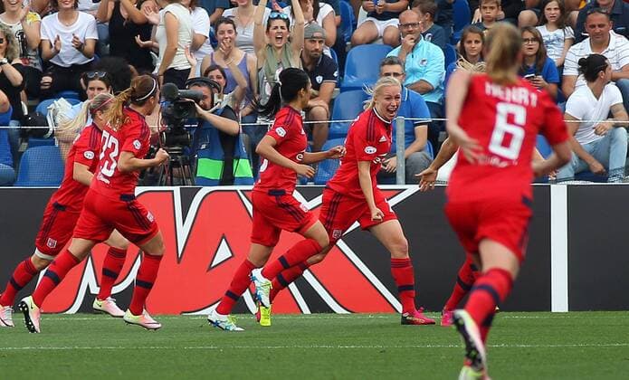 Wolfsburg vs Lyon, CL Frauen, Finale Reggio Emilia, Italien 26.05.2016, FUßBALL - VfL Wolfsburg vs Olympique Lyon, Finale, UEFA Frauen Champions League, Mapaei Stadium, Saison 2015 16. Bild zeigt: Ada Hegerberg (Olympique Lyon) jubelt mit der Mannschaft nach ihrem Tor zum 0:1 Reggio Emilia