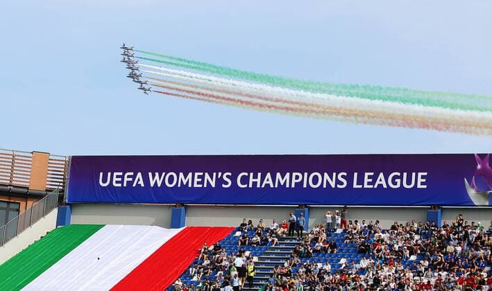 Wolfsburg vs Lyon, CL Frauen, Finale Reggio Emilia, Italien 26.05.2016, FUßBALL - VfL Wolfsburg vs Olympique Lyon, Finale, UEFA Frauen Champions League, Mapaei Stadium, Saison 2015 16. Bild zeigt: Flugzeug Choreo vor dem Spiel Reggio Emilia