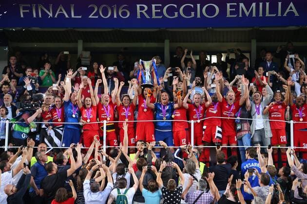 Wolfsburg vs Lyon, CL Frauen, Finale Reggio Emilia, Italien 26.05.2016, FUßBALL - VfL Wolfsburg vs Olympique Lyon, Finale, UEFA Frauen Champions League, Mapaei Stadium, Saison 2015 16. Bild zeigt: Olimpique Lyon jubelt Schlussjubel mit dem Pokal Reggio Emilia