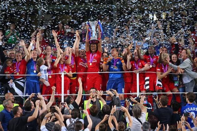 Wolfsburg vs Lyon, CL Frauen, Finale Reggio Emilia, Italien 26.05.2016, FUßBALL - VfL Wolfsburg vs Olympique Lyon, Finale, UEFA Frauen Champions League, Mapaei Stadium, Saison 2015 16. Bild zeigt: Olimpique Lyon jubelt Schlussjubel mit dem Pokal Reggio Emilia