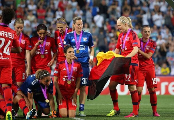 Wolfsburg vs Lyon, CL Frauen, Finale Reggio Emilia, Italien 26.05.2016, FUßBALL - VfL Wolfsburg vs Olympique Lyon, Finale, UEFA Frauen Champions League, Mapaei Stadium, Saison 2015 16. Bild zeigt: Pauline Bremer (Olympique Lyon) jubelt mit einer deutsche Fahne, Louisa NECIB (Olympique Lyon) schaut zu Reggio Emilia