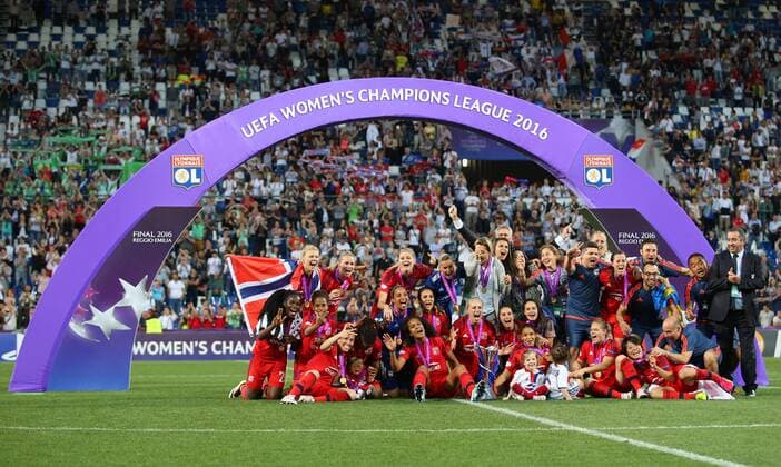 Wolfsburg vs Lyon, CL Frauen, Finale Reggio Emilia, Italien 26.05.2016, FUßBALL - VfL Wolfsburg vs Olympique Lyon, Finale, UEFA Frauen Champions League, Mapaei Stadium, Saison 2015 16. Bild zeigt: Schlussjubel Olympique Lyon mit dem Pokal Reggio Emilia