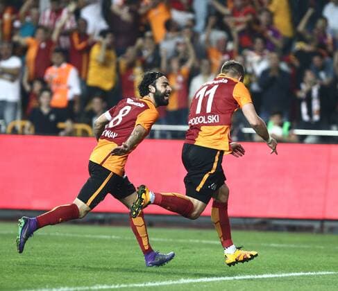 Fußball, Galatasaray Istanbul gewinnt dank Podolski-Treffer Pokalfinale Ziraat Turkish Cup Final match between Fenerbahce and Galatasaray at Antalya Arena in Antalya , Turkey on May 26 , 2016. Pictured: Galatasaray players celebrates for Lukas Podolski s goal. 
