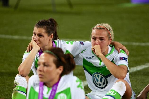 Fußball, UEFA Women s Champions League Finale, VfL Wolfsburg - Olympique Lyon; vl Ramona Bachmann (Wolfsburg, 19), Zsanett Jakabfi (Wolfsburg, 3) weinen, enttäuscht, frustriert, niedergeschlagen Enttäuschung, Frust, disappointed. xtgx