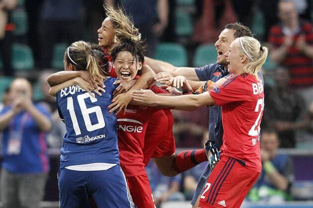 Olympique Lyonnais s Sarah Bouhaddi (l), Saki Kumagai (c) Pauline Bremer celebrate the victory in the UEFA Women s Champions League 2015 2016 Final match.May 26,2016.  (2016052612)