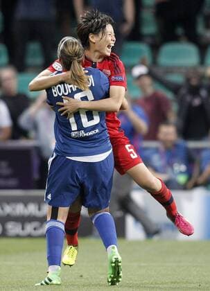 Olympique Lyonnais s Sarah Bouhaddi (l) and Saki Kumagai celebrate the victory in the UEFA Women s Champions League 2015 2016 Final match.May 26,2016.  (2016052607)